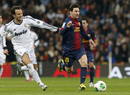 Lionel Messi (d) conduce el bal&oacute;n perseguido por el defensa portugu&eacute;s del Real Madrid Ricardo Carvalho.