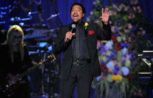 Ver v&iacute;deo  'Lionel Richie interpreta 'Jesus is love' en el Staples Center de Los Angeles'