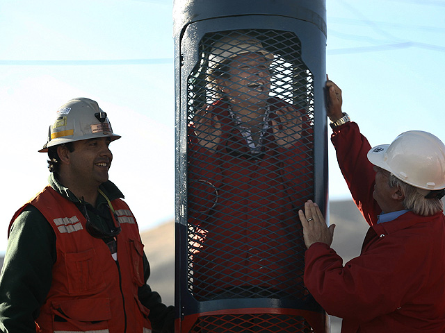 Ya est&aacute; lista una de las c&aacute;psulas de rescate de los mineros de Chile