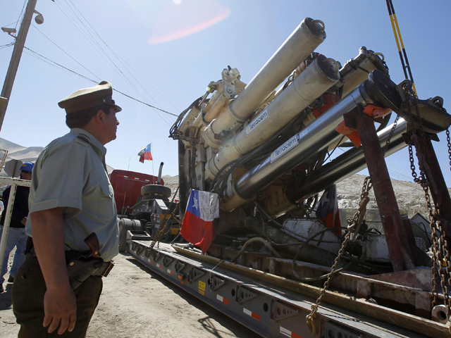 Ver v&iacute;deo  'Lista para trabajar la taladradora gigante que abrir&aacute; el t&uacute;nel para rescatar a los mineros de Chile'