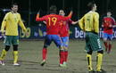 Los jugadores de la selecci&oacute;n espa&ntilde;ola, Fernando Llorente y Xavi Hern&aacute;ndez celebran el primer tanto contra Lituania.