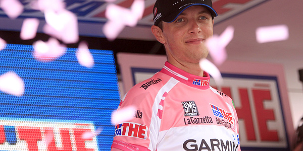 El lituano Ramunas Navardauskas con el maillot rosa de l&iacute;der en el podio de Verona.