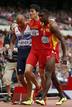 Liu Xiang con la ayuda de Andrew Turner de Gran Breta&ntilde;a y Jackson Qui&ntilde;&oacute;nez de Espa&ntilde;a despu&eacute;s de sufrir las lesiones durante la prueba de obst&aacute;culos de 110m de los Juegos.