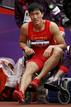 Liu Xiang de China en una silla de ruedas despu&eacute;s de lesionarse durante la prueba de carrera con vallas masculina en la modalidad de 110m. Liu se qued&oacute; as&iacute;, fuera de las eliminatorias en esta prueba.