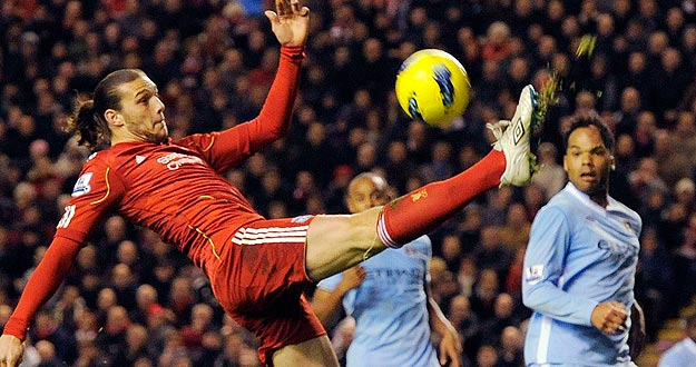 El jugador del Liverpool Andy Carroll intenta controlar la pelota ante los jugadores del City. El jugador del Liverpool Andy Carroll intenta controlar la pelota ante los jugadores del City.