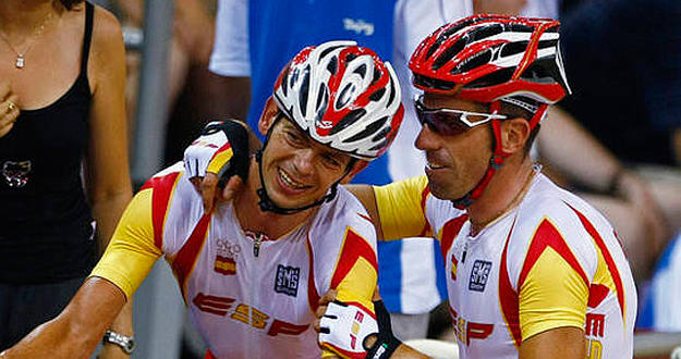 Joan Llaneras celebra la presea de oro conseguida en ciclismo en pista en los Juegos de Pekín 2008. Joan Llaneras celebra la presea de oro conseguida en ciclismo en pista en los Juegos de Pekín 2008.