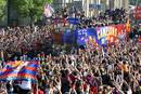 Todos los jugadores celebran la consecuci&oacute;n de la Champions con los aficionados.