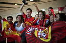 Aficionados espa&ntilde;oles esperan la llegada del equipo espa&ntilde;ol de baloncesto al aeropuerto londinense de Heathrow.