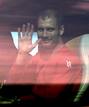 Pep Guardiola saluda desde el autob&uacute;s a su llegada al aeropuerto de Prat.