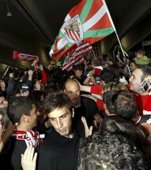 La afici&oacute;n dio un caluroso recibimiento a los jugadores del Athletic.