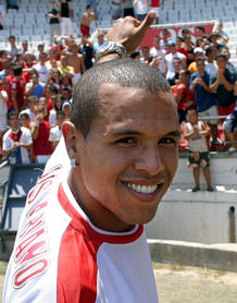 A su llegada a Sevilla, Luis Fabiano tuvo que ganarse la confianza de la afici&oacute;n.