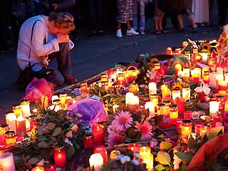 Ver v&iacute;deo  'Llegan a Alemania las familias de las espa&ntilde;olas muertas en la Loveparade para repatriarlas'