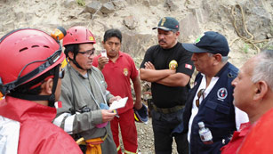 Ver v&iacute;deo  'Llegan los expertos para rescatar a los nueve mineros peruanos'