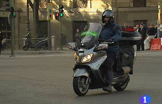 Las motos-taxis recogen pasajeros a domicilio y evitan los atascos