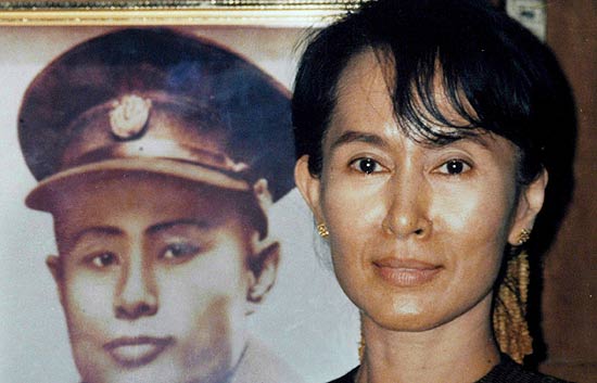 Llevan ante un juez a prisi&oacute;n a la l&iacute;der opositora birmana Suu Kyi