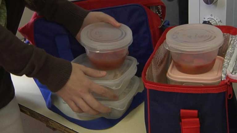 No en todas las comunidades est&aacute; permitido llevar tartera para llevar comida al colegio