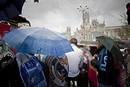 La lluvia acompa&ntilde;&oacute; la llegada de los primeros aficionados a la plaza de la Cibeles este jueves