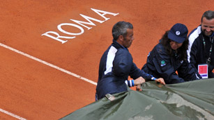 Ver v&iacute;deo  'La lluvia aplaza la final de Roma entre Nadal y Djokovic'