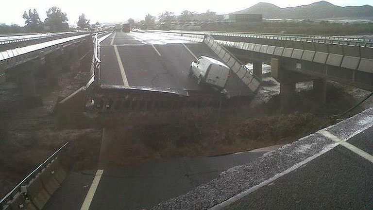 La lluvia hunde el puente de la autovía que comunica Lorca con Puerto Lumbreras