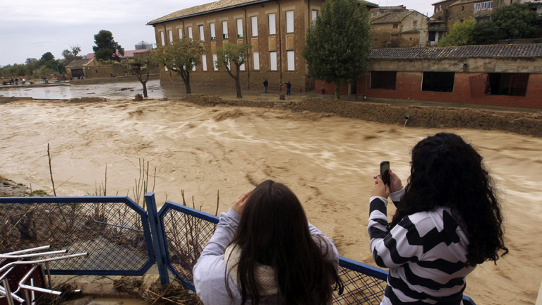 El desbordamiento de un afluente del río Arba inunda casas y calles del pueblo de Sábada, Zaragoza