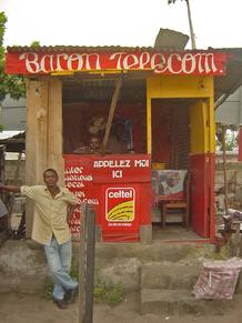 Locutorio decorado del Africa franc&oacute;fona