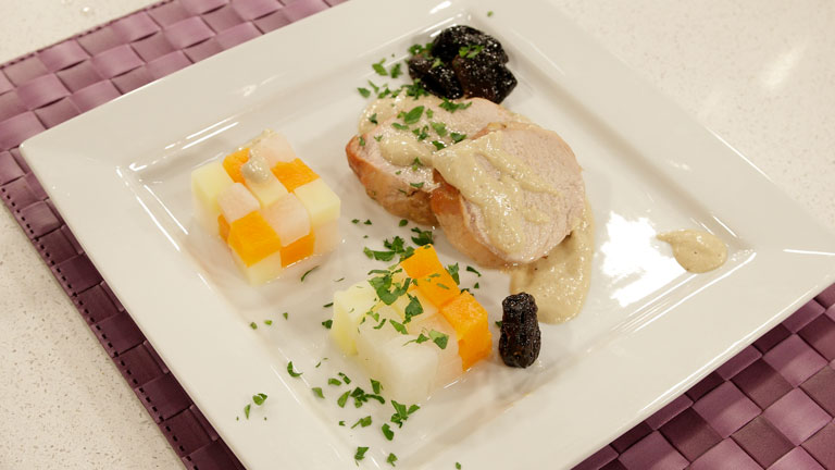 Saber cocinar - Lomo asado con crema de setas y dados de verdura 