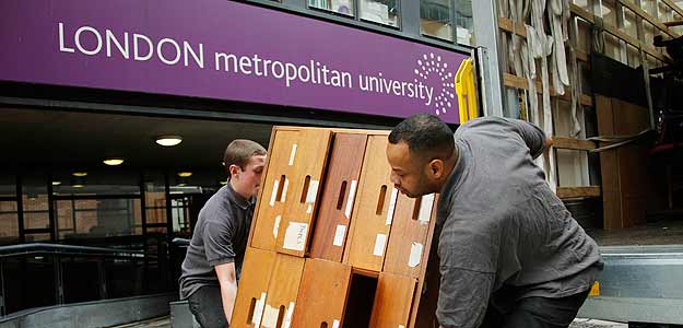 Trabajadores sacan muebles de la London Metropolitan University, de donde mas de 2000 estudiantes podrian ser expulsados Trabajadores sacan muebles de la London Metropolitan University, de donde mas de 2000 estudiantes podrian ser expulsados