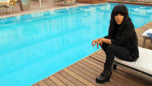 Loreen, la candidata sueca, junto a la piscina del hotel en el que se hospeda en Bak&uacute;.