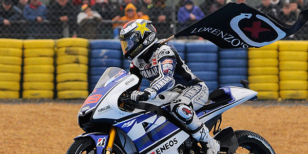 Lorenzo luci&oacute; en Francia la bandera de Lorenzo's Land.