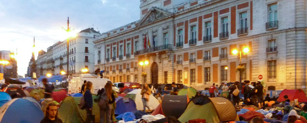Los acampados debaten hoy el futuro del movimiento 15M
