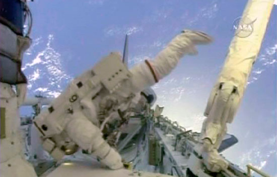 Los astronautas del Atlantis completan el primer paseo espacial de la misi�n