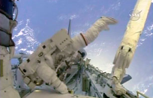 Ver v&iacute;deo  'Los astronautas del Atlantis completan el primer paseo espacial de la misi&oacute;n'