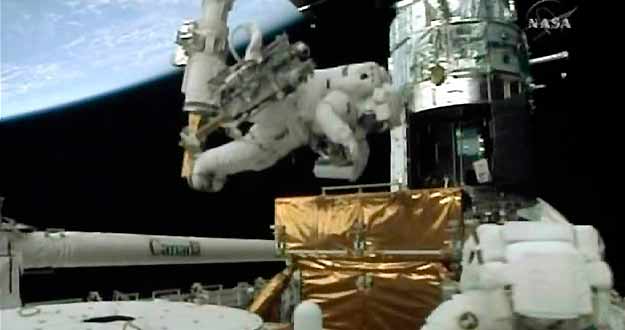 Los astronautas Michael Good y Mike Massimino en la caminata de este domingo