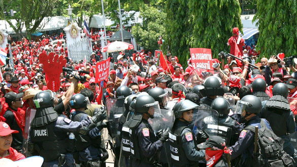 Los seguidores del exiliado ex primer ministro Thaksin Shinawatra, cercan el edificio del Parlamento Los seguidores del exiliado ex primer ministro Thaksin Shinawatra, cercan el edificio del Parlamento