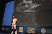 Los campuseros que se encontraban cerca del escenario han sido los protagonistas de la actuaci&oacute;n del desarrollador franc&eacute;s