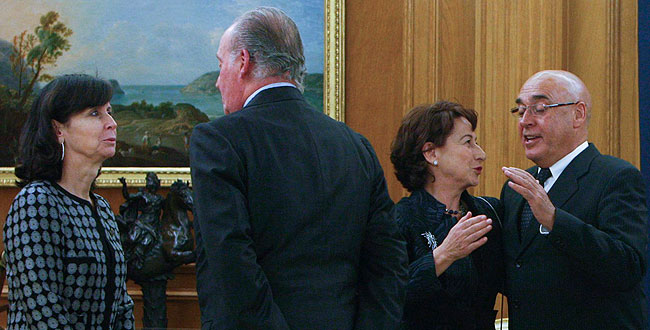 El Rey conversa con la presidenta saliente del TC, Mar&iacute;a Emilia Casas (i), acompa&ntilde;ados por el presidente del Senado, Javier Rojo (d) y la nueva magistrada del TC, Adela As&uacute;a (2d).