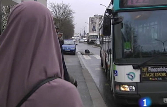Los diputados franceses han estudiado la posible regulaci�n del uso del burka en Francia