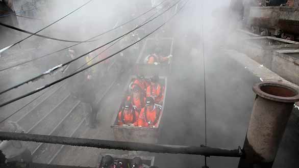 Los equipos de rescate se preparan para entrar en la mina de Xinxing y buscar supervivientes Los equipos de rescate se preparan para entrar en la mina de Xinxing y buscar supervivientes