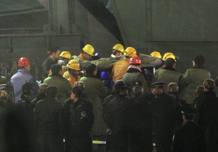 Los equipos de rescate trasladan a uno de los mineros supervivientes