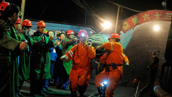 Los equipos de salvamento apluden uno de los rescastes