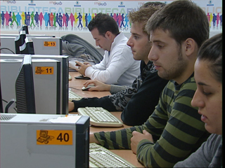 Ver v&iacute;deo  'Los espa&ntilde;oles est&aacute;n entre los que m&aacute;s dependen de sus familias para financiar sus estudios'