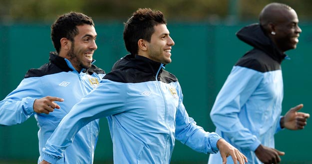 Los jugadores del Manchester City, T&eacute;vez, Ag&uuml;ero y Balotelli, durante un entrenamiento con su equipo.