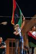 Los libios levantan la bandera del Reino mientras celebran la ca&iacute;da de Bab Al-Aziziya