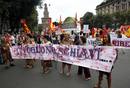 Los manifestantes portan una pancarta en la que puede leerse: 