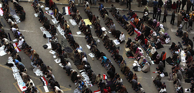 Manifestantes anti gubernamentales rezan en la plaza Tahrir
