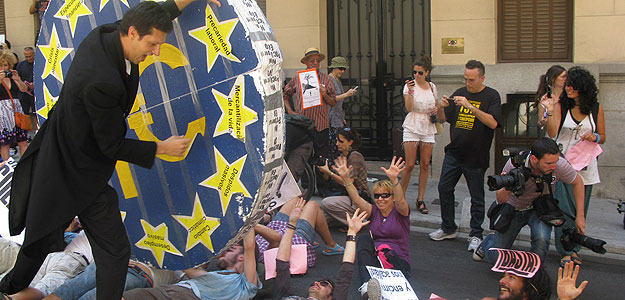 Los manifestantes simulan el atropello del Euro en la sociedad