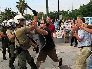 Ver v&iacute;deo  'Los manifestantes tratan de impedir el acceso a los diputados griegos en la segunda jornada de huelga'