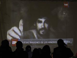 Los mineros muestran su situaci�n a trav�s de una c�mara
