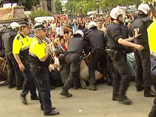 Ver v&iacute;deo  'Los Mossos d'Esquadra arremeten contra los acampados en la plaza de Catalu&ntilde;a'