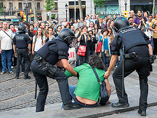 Ver v&iacute;deo  'Los Mossos d'Esquadra intentan desalojar la plaza de Catalu&ntilde;a por la fuerza'